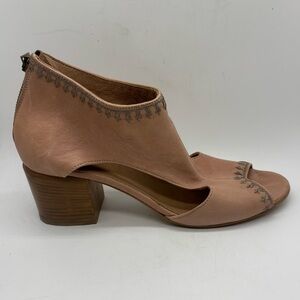 Sundance Point of Difference Stacked Heel Open Toe Sandals Size 41 US 10 Blush